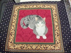 (4) BEAUTIFUL 15-1/2″ X 15-3/4″ SQUARES OF CAT IMAGES W/ GREEN OR RED BACKGROUND
