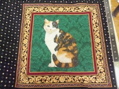 (4) BEAUTIFUL 15-1/2″ X 15-3/4″ SQUARES OF CAT IMAGES W/ GREEN OR RED BACKGROUND
