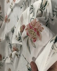 100% Silk 14 Momme 100% Mulberry Silk Crepe Fabric White Floral 53″ wide JJ285