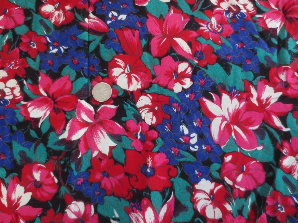 4951. LARGE FLORAL PRINT Apparel COTTON or COTTON BLEND FABRIC -44″ x 3-5/8 yds