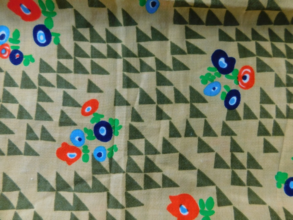 Vintage Geometric Floral Fabric Triangle Folk Scandinavian Retro 39 x 44 Sewing