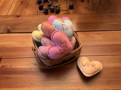 PRIM WOOL FELT ORNIES BOWL FILLERS SET OF TWELVE VALENTINES CONVERSATION HEARTS