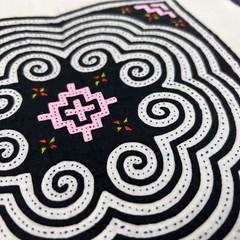 Lot of 4 embroidered fabric squares 12″ – Geometric Quilting