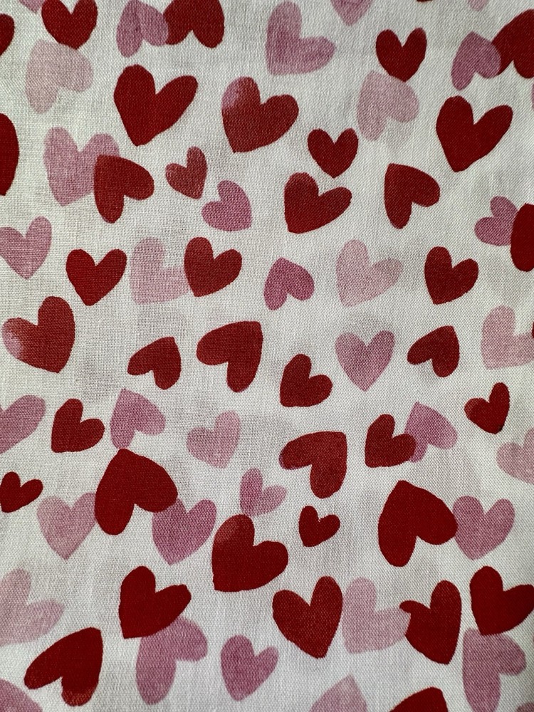 Fern Cottage FAT QUARTER Fabric Valentine PInk and Red Hearts $1.32 shipping