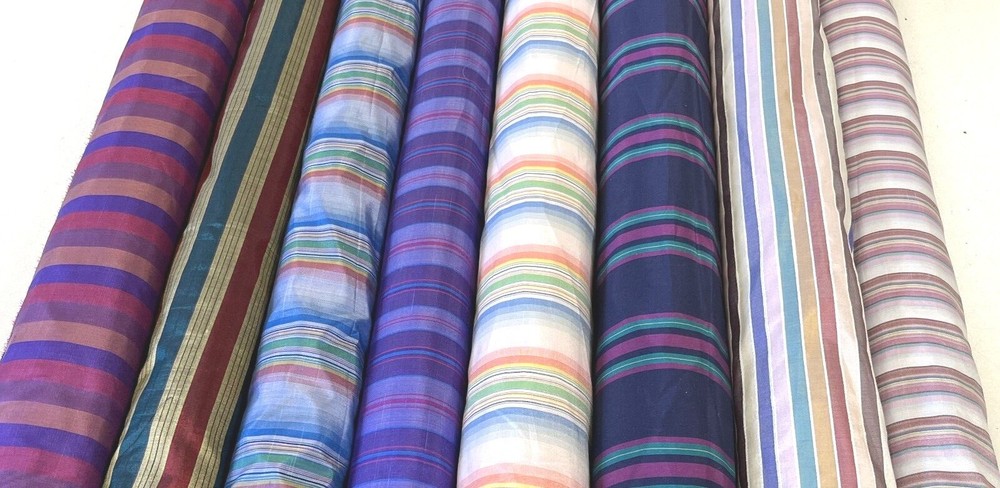 S36- VINTAGE PATTERNED TAFFETAS . 100% silk. By the yard.